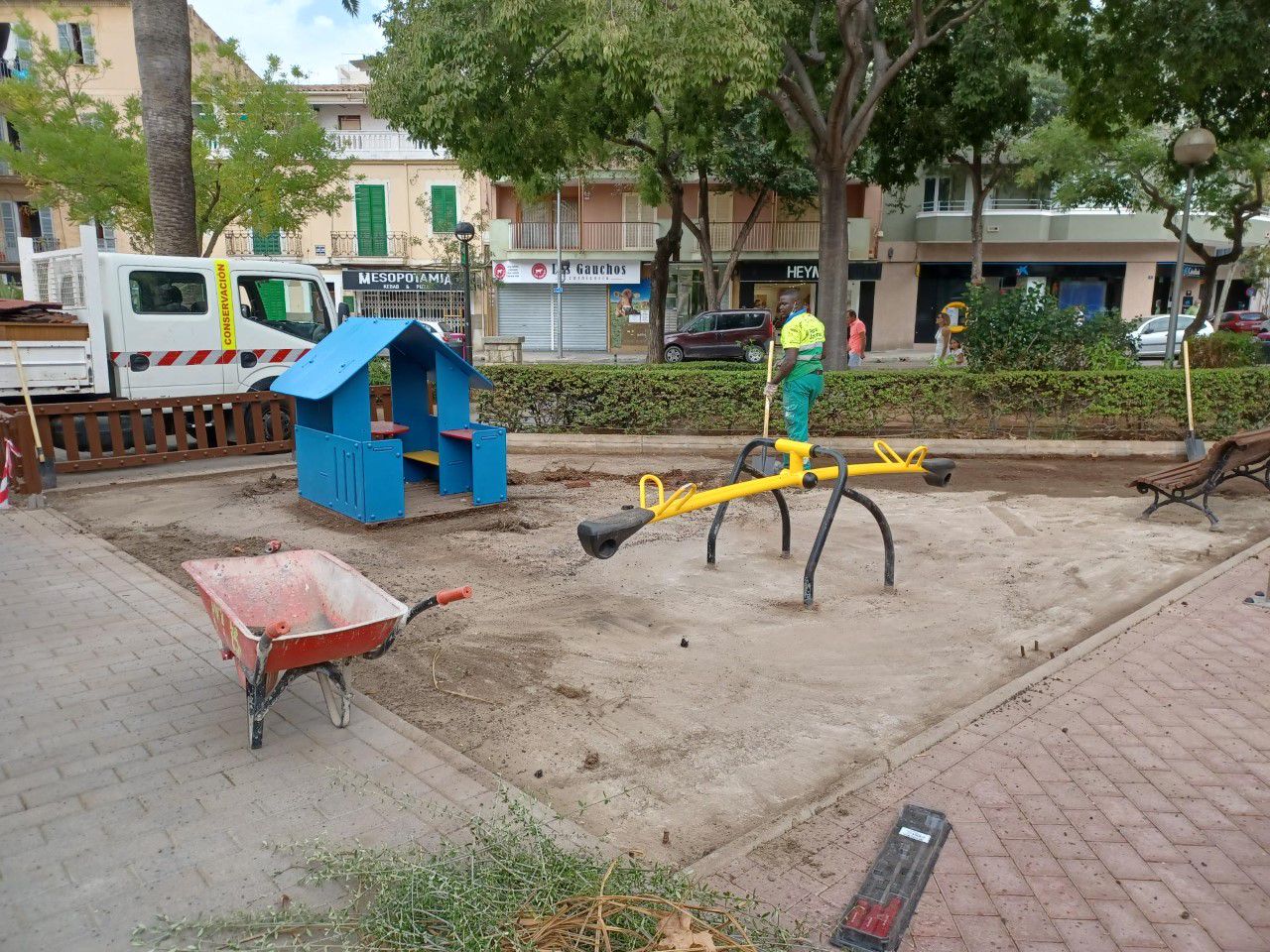 Se instalan juegos infantiles en la plaza Alexander Fleming