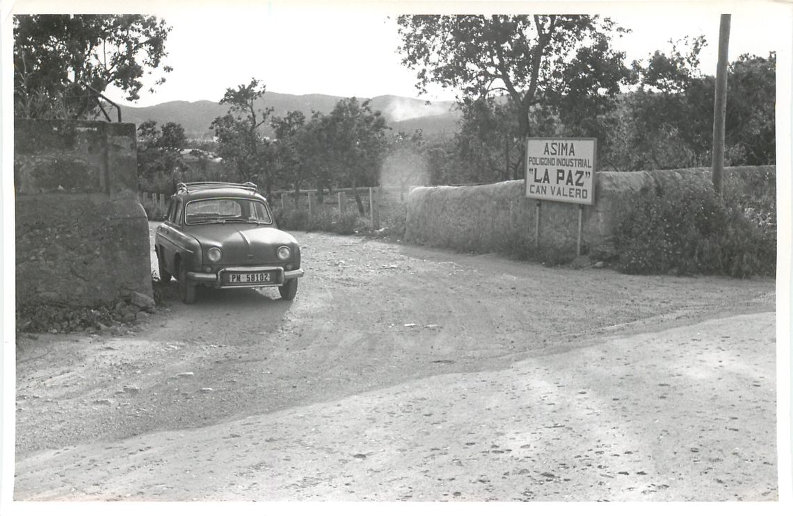 Camino de enlace de Can Valero con General Riera antes del ensanche, 1968.jpg