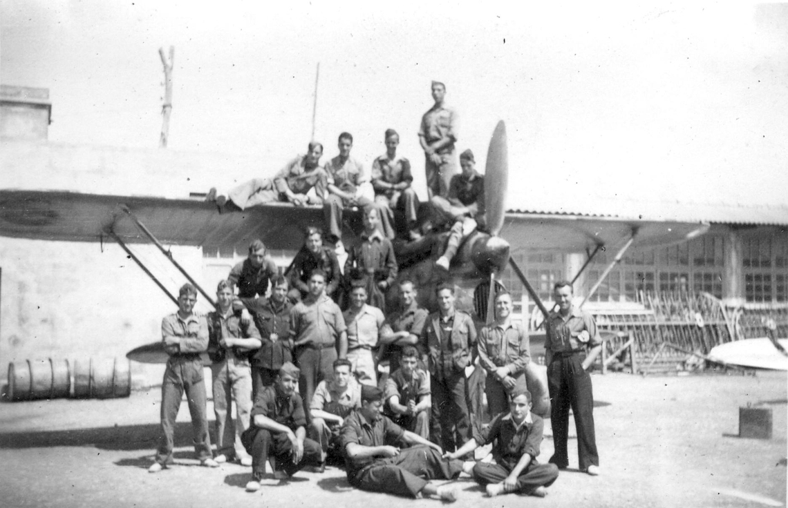 S-1302 Soldados en un avion militar 02.JPG