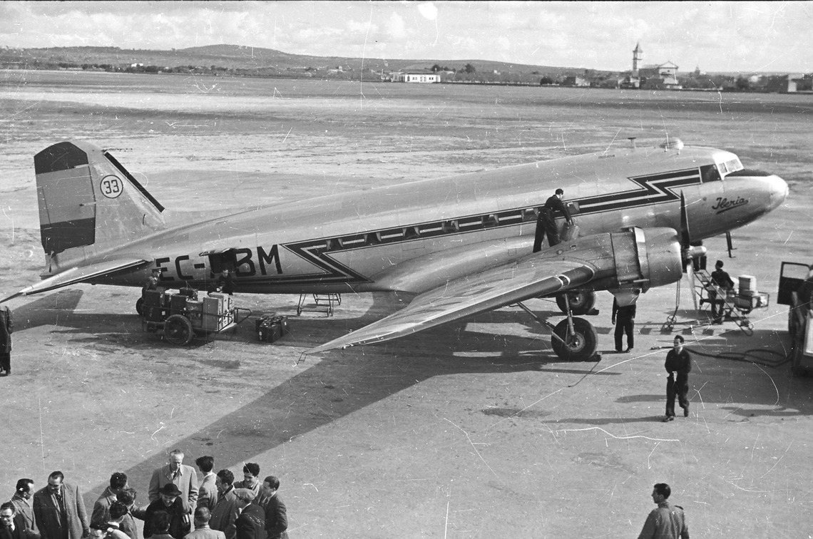 S-1409 DC-3 de Iberia en Son Bonet 04.JPG